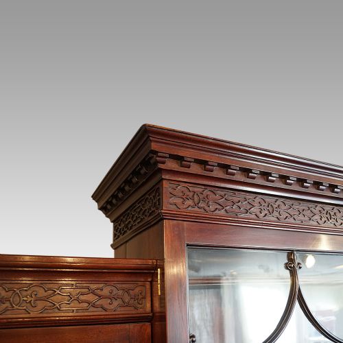 fig 4. George III mahogany breakfront bookcase