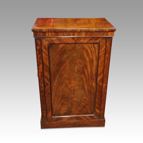 fig 3. George III mahogany side cabinet