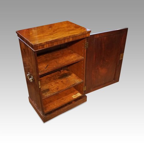 fig 4. George III mahogany side cabinet