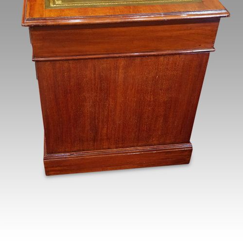 fig 6. Edwardian mahogany pedestal desk 122cms