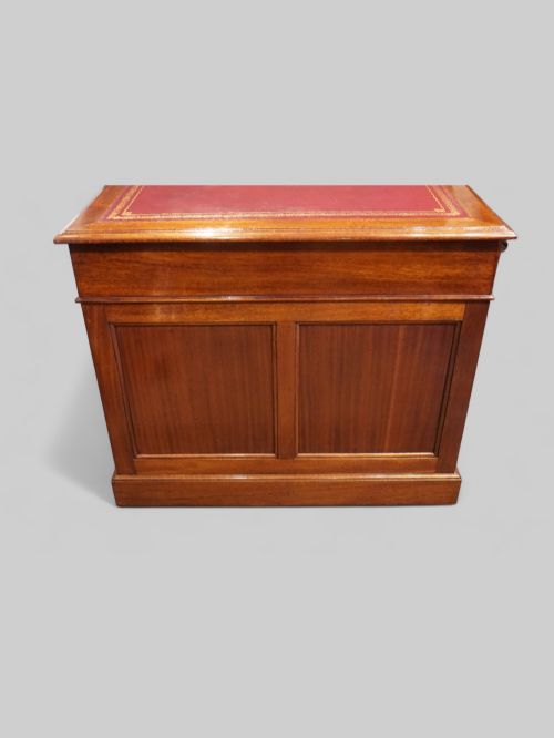fig 4. Edwardian mahogany pedestal desk 153cms