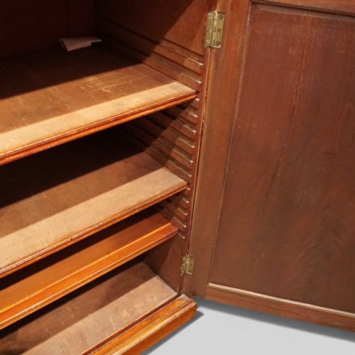 fig 1. George III mahogany breakfront bookcase