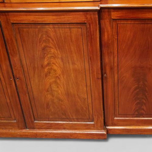 fig 4. George III mahogany breakfront bookcase
