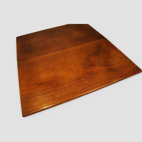 fig 2. George II mahogany bachelor’s chest