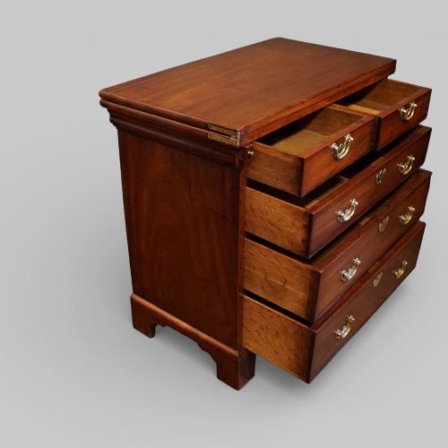fig 4. George II mahogany bachelor’s chest