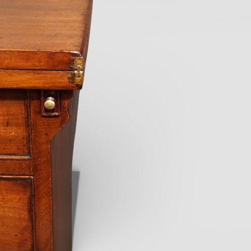 fig 6. George II mahogany bachelor’s chest