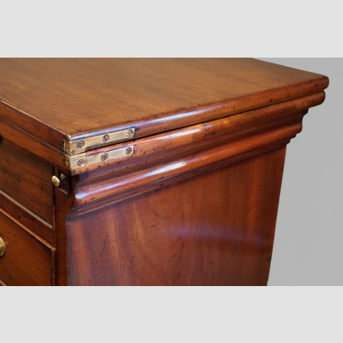 fig 7. George II mahogany bachelor’s chest