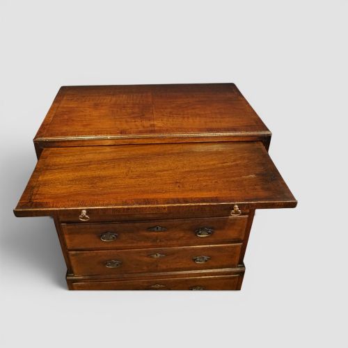 GEORGE I STYLE WALNUT CHEST OF DRAWERS - ADDITIONAL PHOTO 8