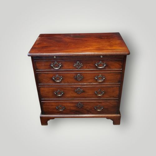 GEORGE III SMALL MAHOGANY BACHELORS CHEST