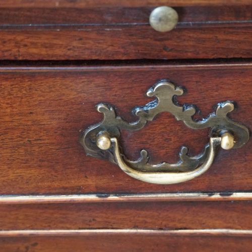 GEORGE III SMALL MAHOGANY BACHELORS CHEST - ADDITIONAL PHOTO 2