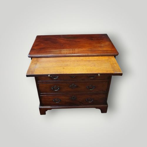 GEORGE III SMALL MAHOGANY BACHELORS CHEST - ADDITIONAL PHOTO 4
