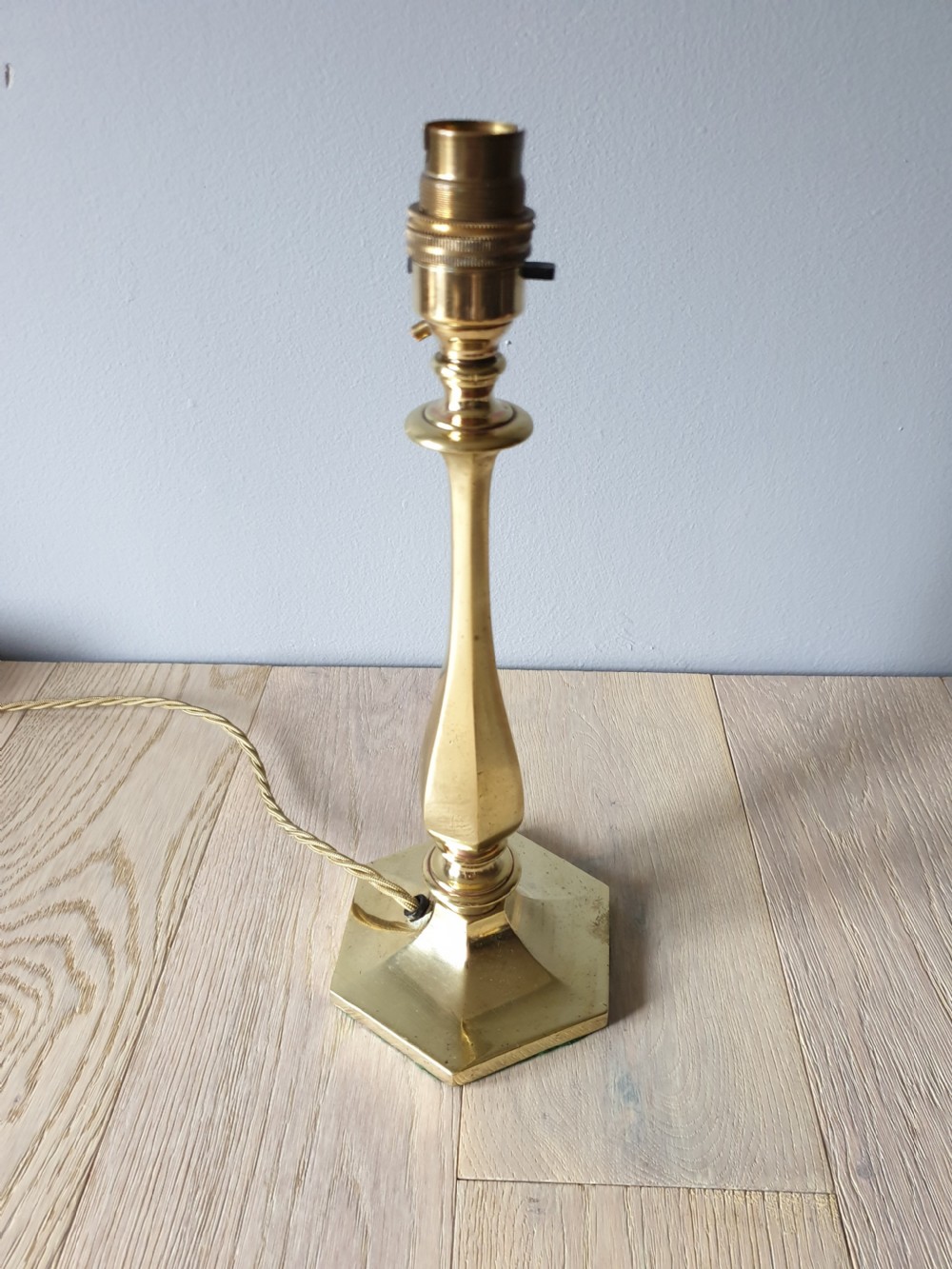 Elegant c1910 Cast Brass Table Lamp, Rewired and PAT tested  View IV