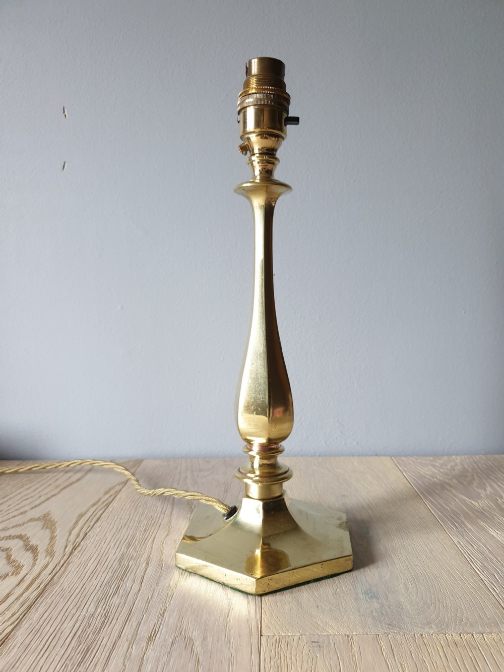 Elegant c1910 Cast Brass Table Lamp, Rewired and PAT tested  View VI