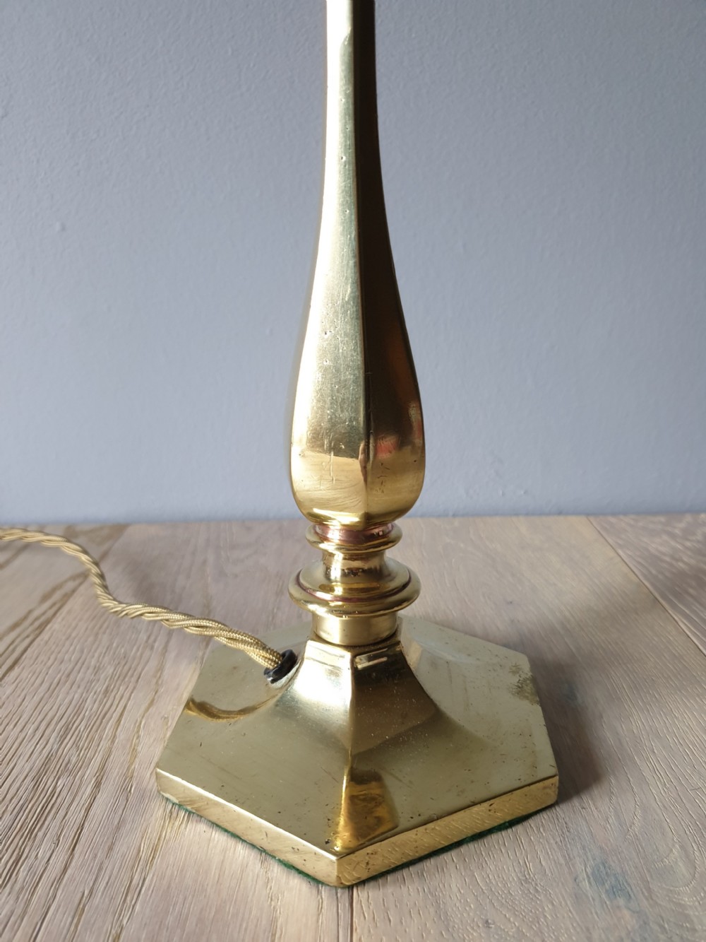 Elegant c1910 Cast Brass Table Lamp, Rewired and PAT tested  View VII