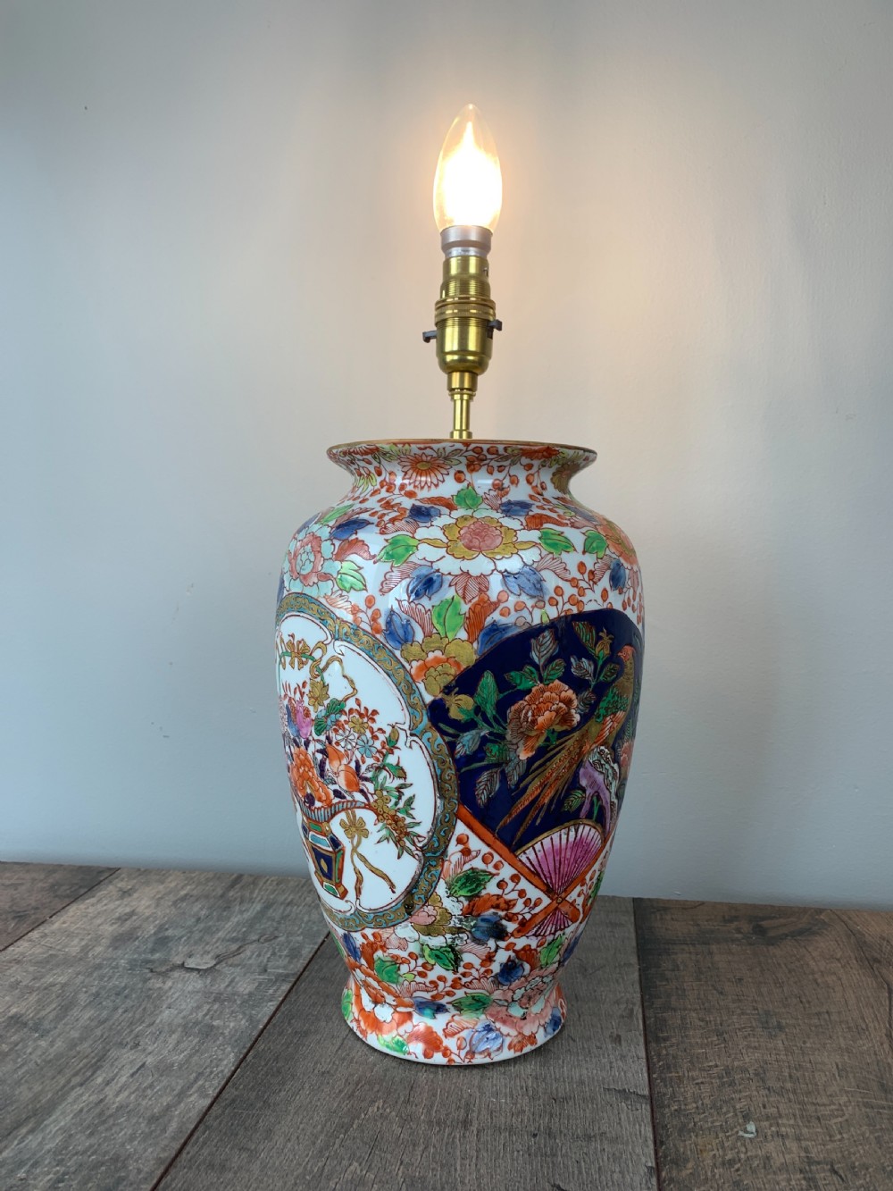 c1900 Imari Vase Table Lamp, Rewired and Pat tested View IX