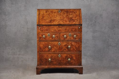 small early 18th century walnut bureau - CATEGORY: ANTIQUE BUREAU - DATED 18TH CENTURY