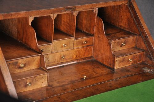 SMALL EARLY 18TH CENTURY WALNUT BUREAU - ADDITIONAL PHOTO 2