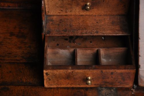 SMALL EARLY 18TH CENTURY WALNUT BUREAU - ADDITIONAL PHOTO 3