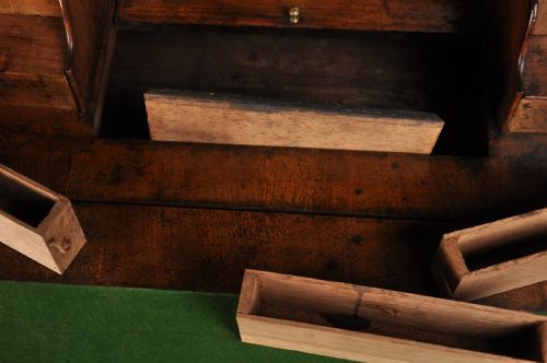 SMALL EARLY 18TH CENTURY WALNUT BUREAU - ADDITIONAL PHOTO 5