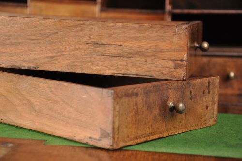 SMALL EARLY 18TH CENTURY WALNUT BUREAU - ADDITIONAL PHOTO 7