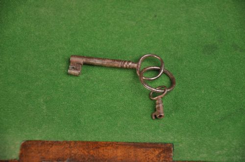 SMALL EARLY 18TH CENTURY WALNUT BUREAU - ADDITIONAL PHOTO 12