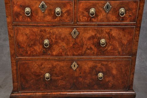 SMALL EARLY 18TH CENTURY WALNUT BUREAU - ADDITIONAL PHOTO 1