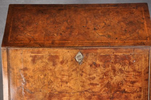 SMALL EARLY 18TH CENTURY WALNUT BUREAU - ADDITIONAL PHOTO 16