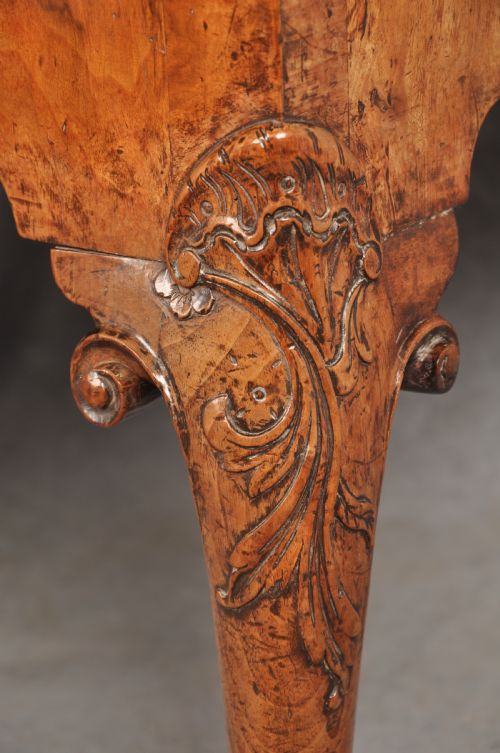 FINE 18TH CENTURY WALNUT LOWBOY - ADDITIONAL PHOTO 4
