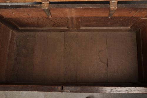 SMALL 17TH CENTURY OAK COFFER - ADDITIONAL PHOTO 8