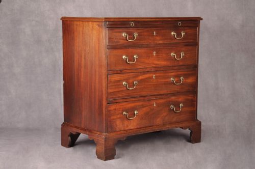fine small 18th century mahogany chest of drawers - CATEGORY: ANTIQUE CHEST OF DRAWERS - DATED 18TH CENTURY