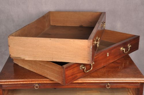 FINE SMALL 18TH CENTURY MAHOGANY CHEST OF DRAWERS - ADDITIONAL PHOTO 10