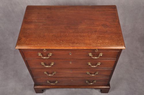 FINE SMALL 18TH CENTURY MAHOGANY CHEST OF DRAWERS - ADDITIONAL PHOTO 11