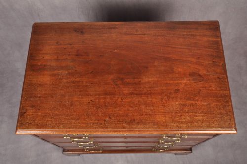 FINE SMALL 18TH CENTURY MAHOGANY CHEST OF DRAWERS - ADDITIONAL PHOTO 12