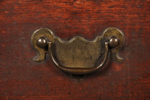 EARLY 18TH CENTURY MAHOGANY CHEST OF DRAWERS - ADDITIONAL PHOTO 3