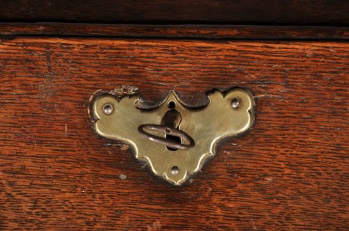 SMALL EARLY 18TH CENTURY OAK BUREAU - ADDITIONAL PHOTO 3