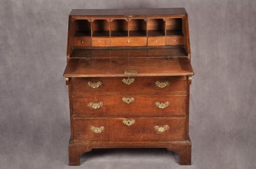 SMALL EARLY 18TH CENTURY OAK BUREAU - ADDITIONAL PHOTO 5