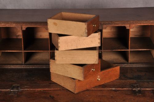 SMALL EARLY 18TH CENTURY OAK BUREAU - ADDITIONAL PHOTO 7