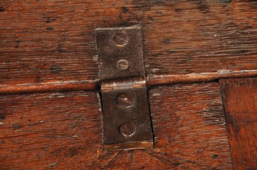 SMALL EARLY 18TH CENTURY OAK BUREAU - ADDITIONAL PHOTO 8
