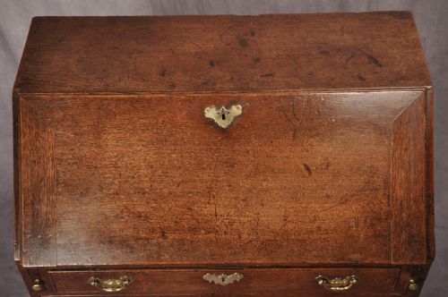 SMALL EARLY 18TH CENTURY OAK BUREAU - ADDITIONAL PHOTO 9