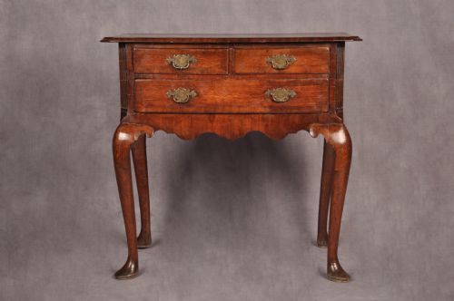 fine george i oak lowboy - CATEGORY: ANTIQUE FURNITURE - DATED 18TH CENTURY