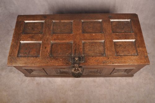 RARE DATED ELIZABETHAN COFFER - ADDITIONAL PHOTO 5