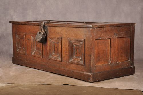 RARE DATED ELIZABETHAN COFFER - ADDITIONAL PHOTO 7