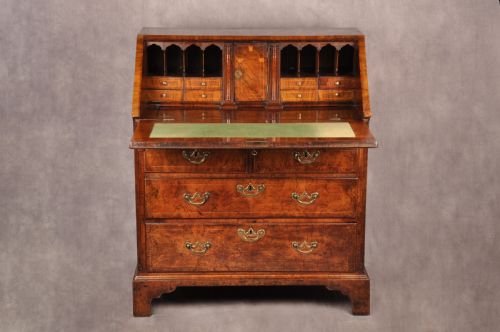 fine early 18th century walnut bureau - CATEGORY: ANTIQUE BUREAU - DATED 18TH CENTURY
