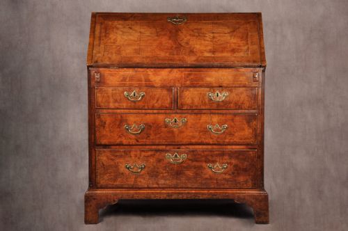 FINE EARLY 18TH CENTURY WALNUT BUREAU - ADDITIONAL PHOTO 1