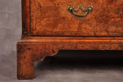 FINE EARLY 18TH CENTURY WALNUT BUREAU - ADDITIONAL PHOTO 4