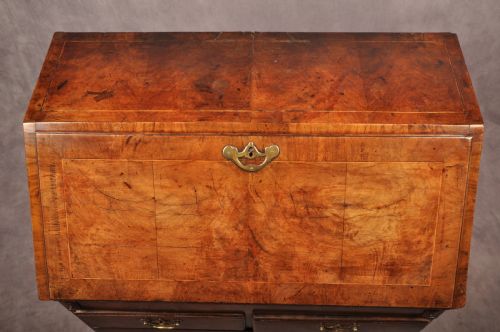 FINE EARLY 18TH CENTURY WALNUT BUREAU - ADDITIONAL PHOTO 6