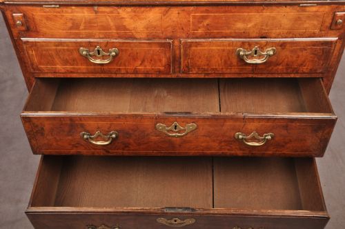 FINE EARLY 18TH CENTURY WALNUT BUREAU - ADDITIONAL PHOTO 8
