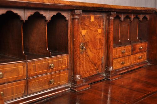 FINE EARLY 18TH CENTURY WALNUT BUREAU - ADDITIONAL PHOTO 12