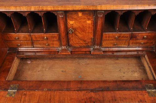 FINE EARLY 18TH CENTURY WALNUT BUREAU - ADDITIONAL PHOTO 16