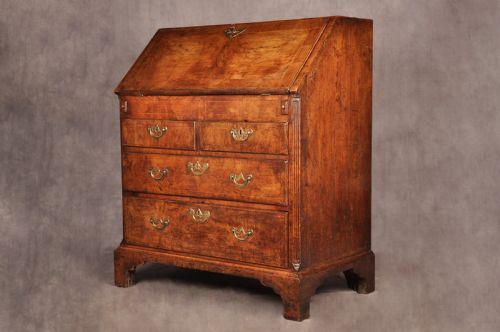 FINE EARLY 18TH CENTURY WALNUT BUREAU - ADDITIONAL PHOTO 19